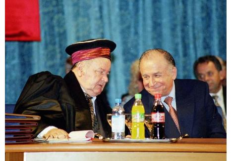 ÎNTRE TOVARĂŞI. În lipsa oricăror reguli privind decernarea titlurilor de Doctor Honoris Causa, întemeietorul Universităţii orădene, Teodor Maghiar, a împărţit într-un deceniu peste 200 de asemenea diplome, după bunul plac. Uneori şi câteva zeci într-o zi! În imagine, într-un asemenea moment festiv, din 2001, colegii de partid (comunist, apoi PSD) Maghiar şi Iliescu conversându-se înainte de decernarea înaltului titlu preşedintelui de atunci al României